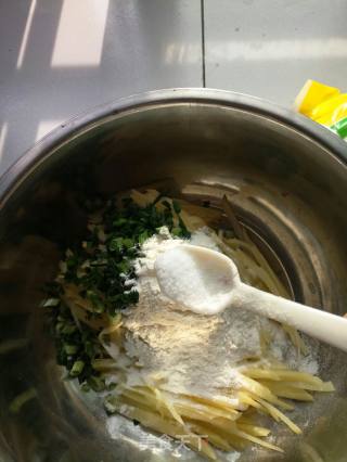 #春食野菜鲜#野葱土豆丝饼的做法步骤：4