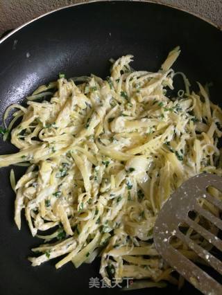 #春食野菜鲜#野葱土豆丝饼的做法步骤：7