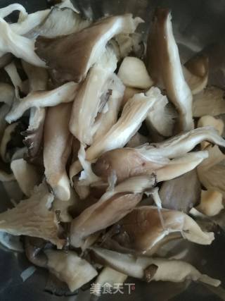 酥炸蘑菇的做法步骤：1