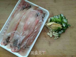 葱香风板鱼的做法步骤：1