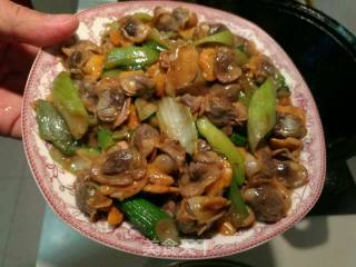 葱爆酱香蚬子肉的做法步骤：2