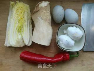 菌蛋娃娃菜皮蛋汤的做法步骤：1