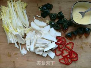 菌蛋娃娃菜皮蛋汤的做法步骤：2