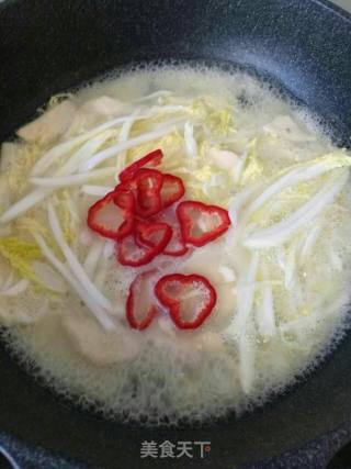 菌蛋娃娃菜皮蛋汤的做法步骤：3