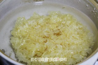 红糖桃胶皂角米百合银耳红枣羹的做法步骤：1