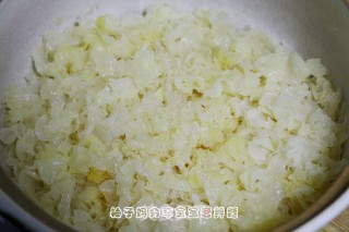 红糖桃胶皂角米百合银耳红枣羹的做法步骤：2