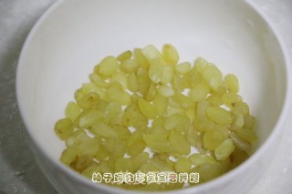 红糖桃胶皂角米百合银耳红枣羹的做法步骤：3