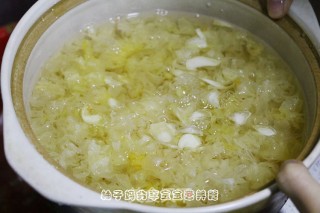 红糖桃胶皂角米百合银耳红枣羹的做法步骤：8