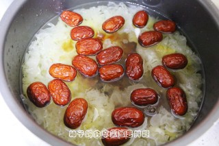 红糖桃胶皂角米百合银耳红枣羹的做法步骤：9