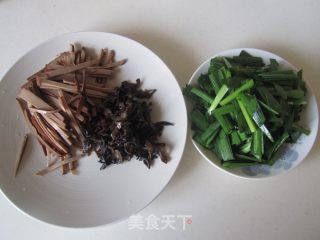 韭菜木耳炒鸡蛋干的做法步骤：1