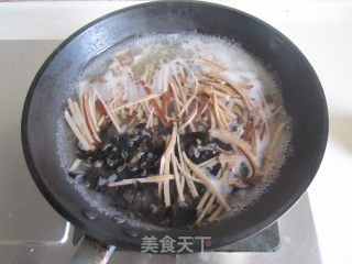 韭菜木耳炒鸡蛋干的做法步骤：3