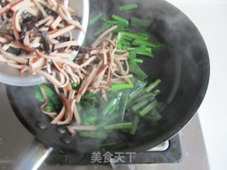 韭菜木耳炒鸡蛋干的做法步骤：5