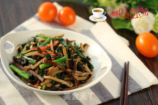 韭菜木耳炒鸡蛋干的做法步骤：7