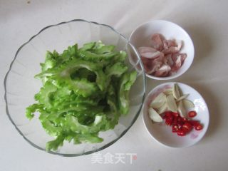 小炒苦瓜的做法步骤：1
