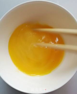滑嫩蛋羹～宝宝辅食的做法步骤：1