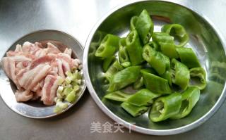 尖椒炒五花肉的做法步骤：2