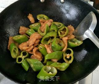 尖椒炒五花肉的做法步骤：5