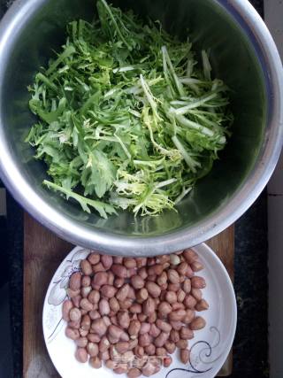 糖醋花生拌苦菊的做法步骤：1