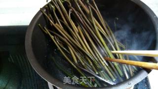 ＃春食野菜香＃乡野气息之韭菜炒蕨的做法步骤：3