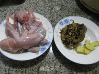 梅干菜牛蛙的做法步骤：1