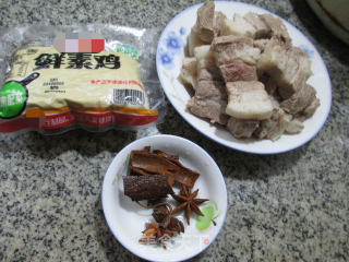 鲜素鸡烧五花肉的做法步骤：1