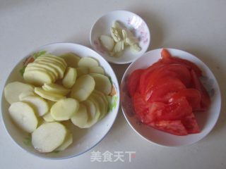 番茄炒土豆片的做法步骤：1