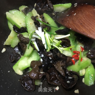 丝瓜炒木耳的做法步骤：7