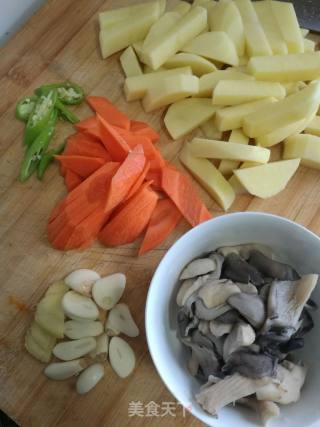 五花肉烧蘑菇土豆的做法步骤：1
