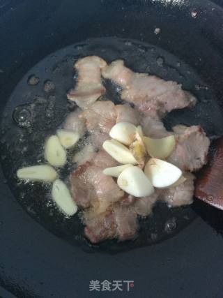 五花肉烧蘑菇土豆的做法步骤：2