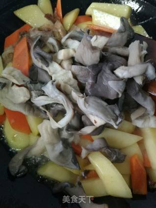 五花肉烧蘑菇土豆的做法步骤：5