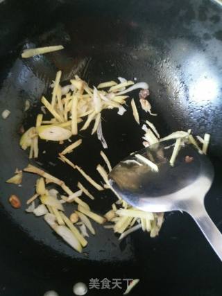 姜丝炒麻豌豆苗的做法步骤：2