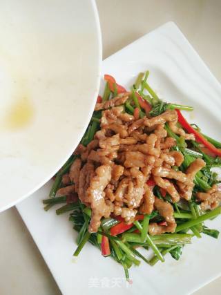 ＃春食野菜香＃野芹菜炒肉丝的做法步骤：9