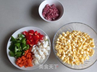 玉米青红椒炒肉丁的做法步骤：1