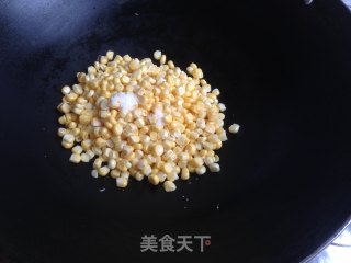 玉米青红椒炒肉丁的做法步骤：2