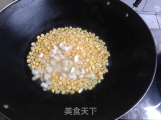 玉米青红椒炒肉丁的做法步骤：4