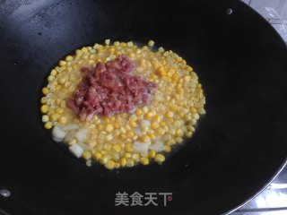 玉米青红椒炒肉丁的做法步骤：5