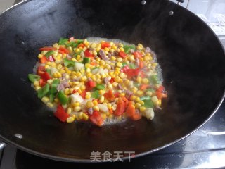 玉米青红椒炒肉丁的做法步骤：7