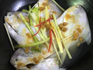 豆酱水煮鲳鱼仔的做法步骤：3
