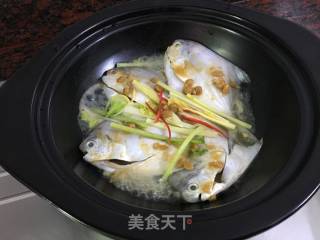 豆酱水煮鲳鱼仔的做法步骤：4