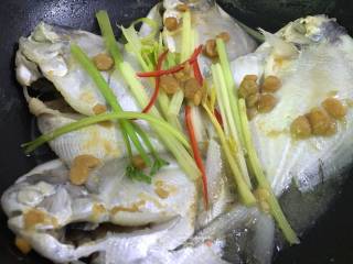 豆酱水煮鲳鱼仔的做法步骤：7