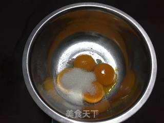 电饭锅版戚风蛋糕的做法步骤：2