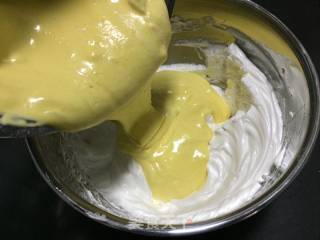 电饭锅版戚风蛋糕的做法步骤：13