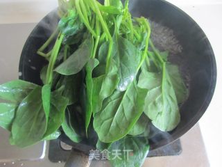 菠菜炒肉丝的做法步骤：3
