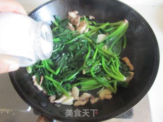 菠菜炒肉丝的做法步骤：7