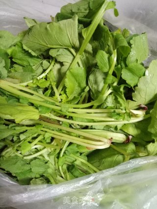 萝卜缨拌腐竹的做法步骤：1