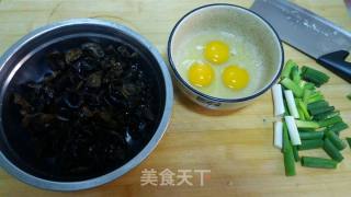 木耳炒鸡蛋的做法步骤：1