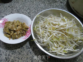 榨菜丝炒绿豆芽的做法步骤：1