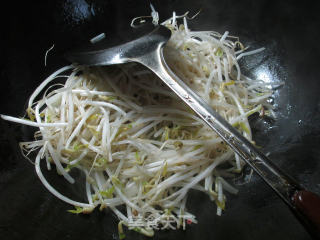 榨菜丝炒绿豆芽的做法步骤：2