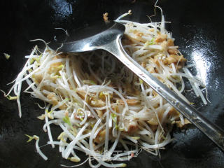 榨菜丝炒绿豆芽的做法步骤：3