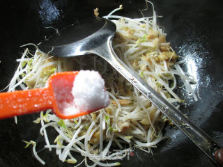 榨菜丝炒绿豆芽的做法步骤：4